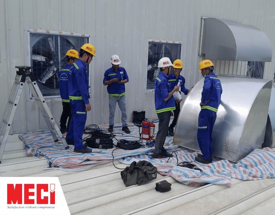 Nhiều người trên nóc nhà đang lắp đặt quạt