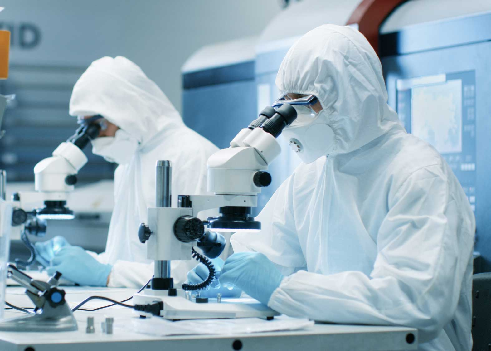 Kỹ thuật viên mặc đồ bảo hộ kỹ lưỡng khi làm việc trong phòng sạch điện tử