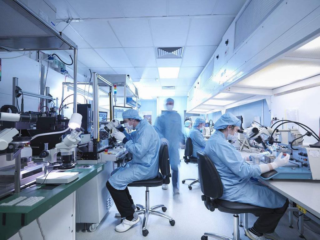 Những kỹ thuật viên đang làm việc trong phòng sạch điện tử