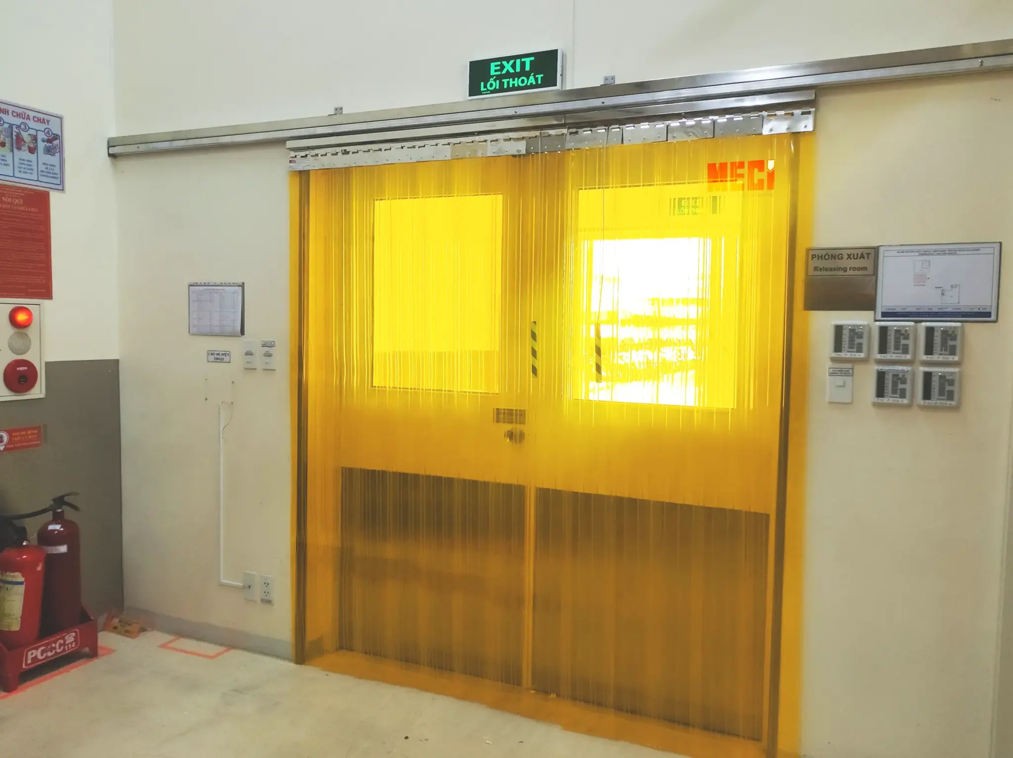Rèm nhựa PVC màu vàng lắp tại khu vực ra vào của nhà máy Hisamitsu