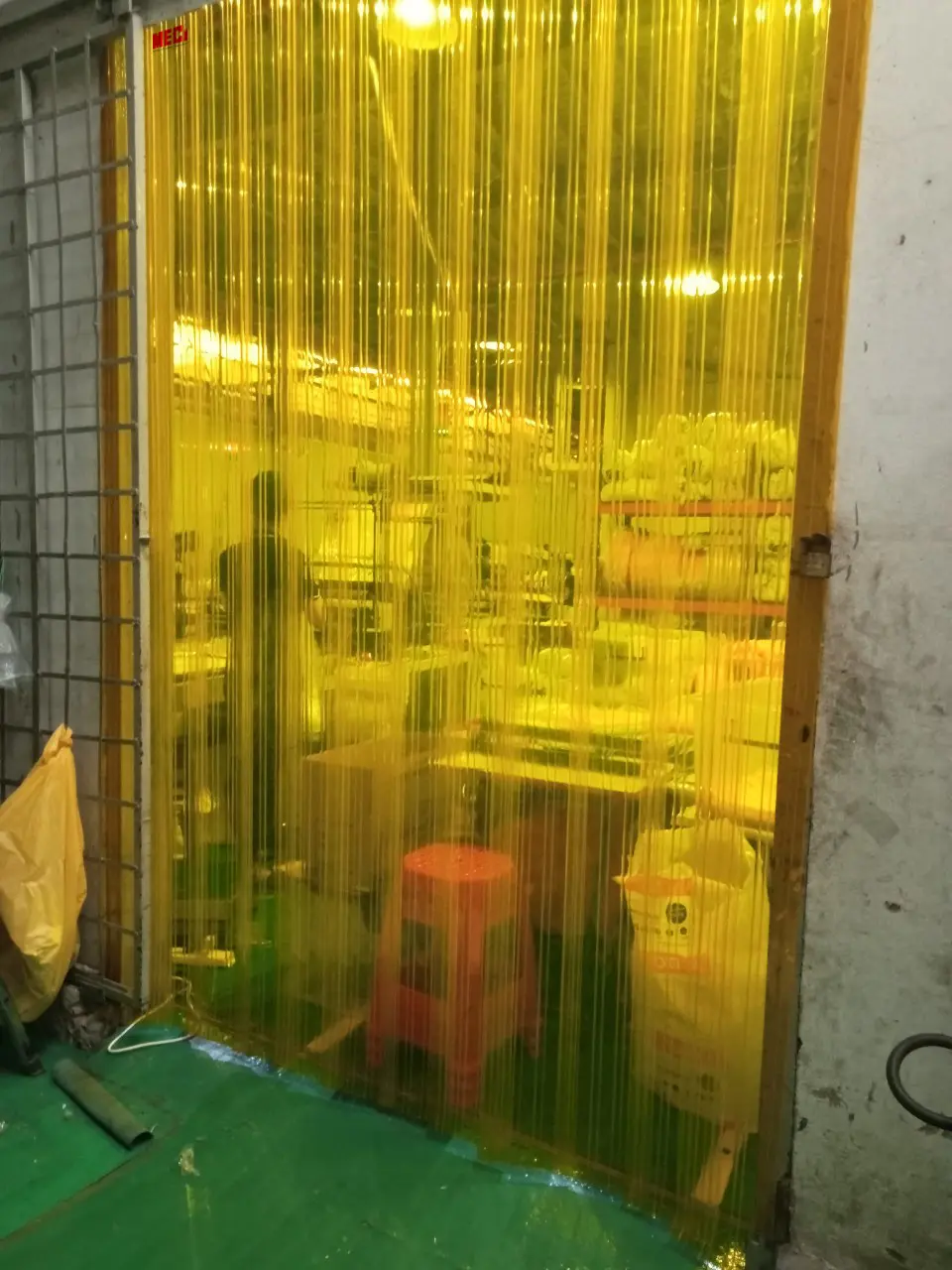 Rèm nhựa PVC vàng lắp tại khu vực sản xuất trong dự án ngăn côn trùng tại nhà máy Di Đại Hưng