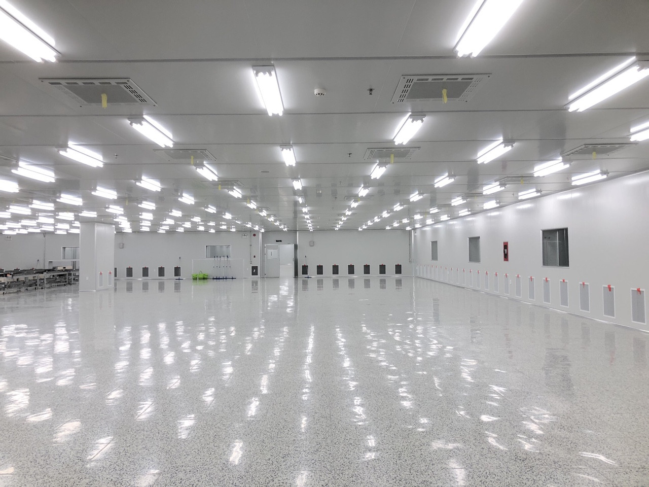 Phòng sạch điện tử đang được thi công