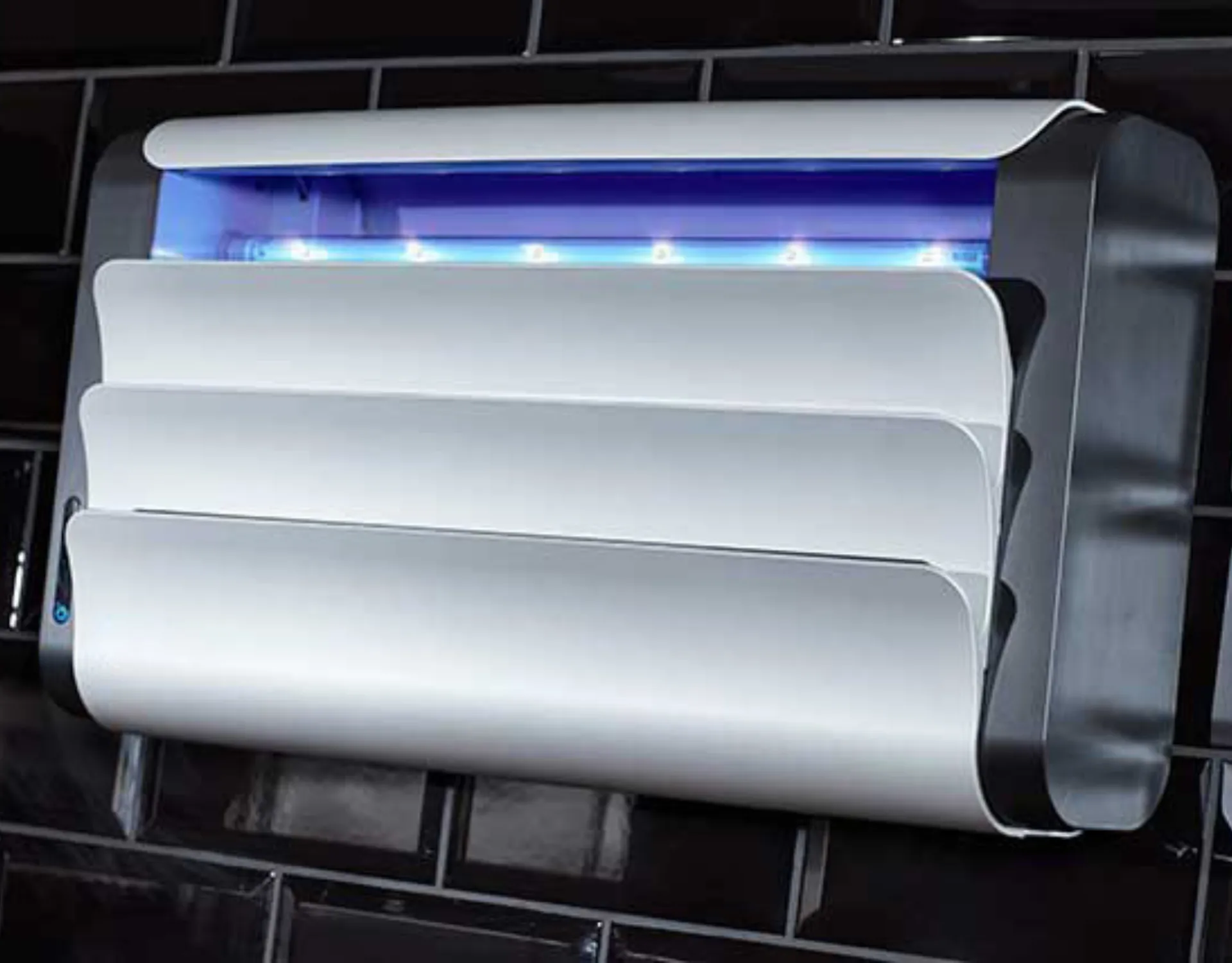 một chiếc đèn diệt côn trùng được treo trên tường, mặt trước đèn có thiết kế kín