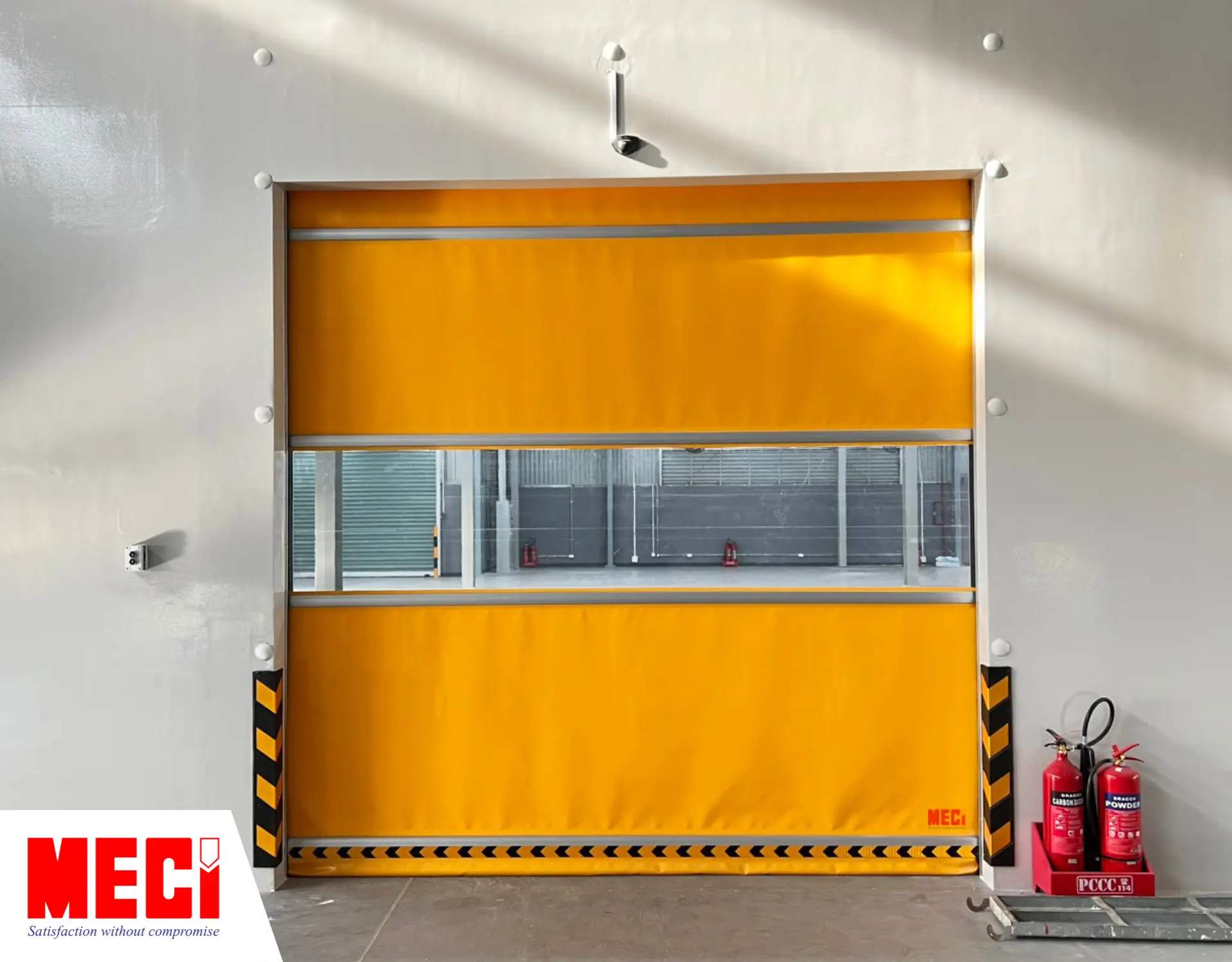 Cửa cuốn nhanh PVC hoàn thiện tại khu vực lắp đặt.