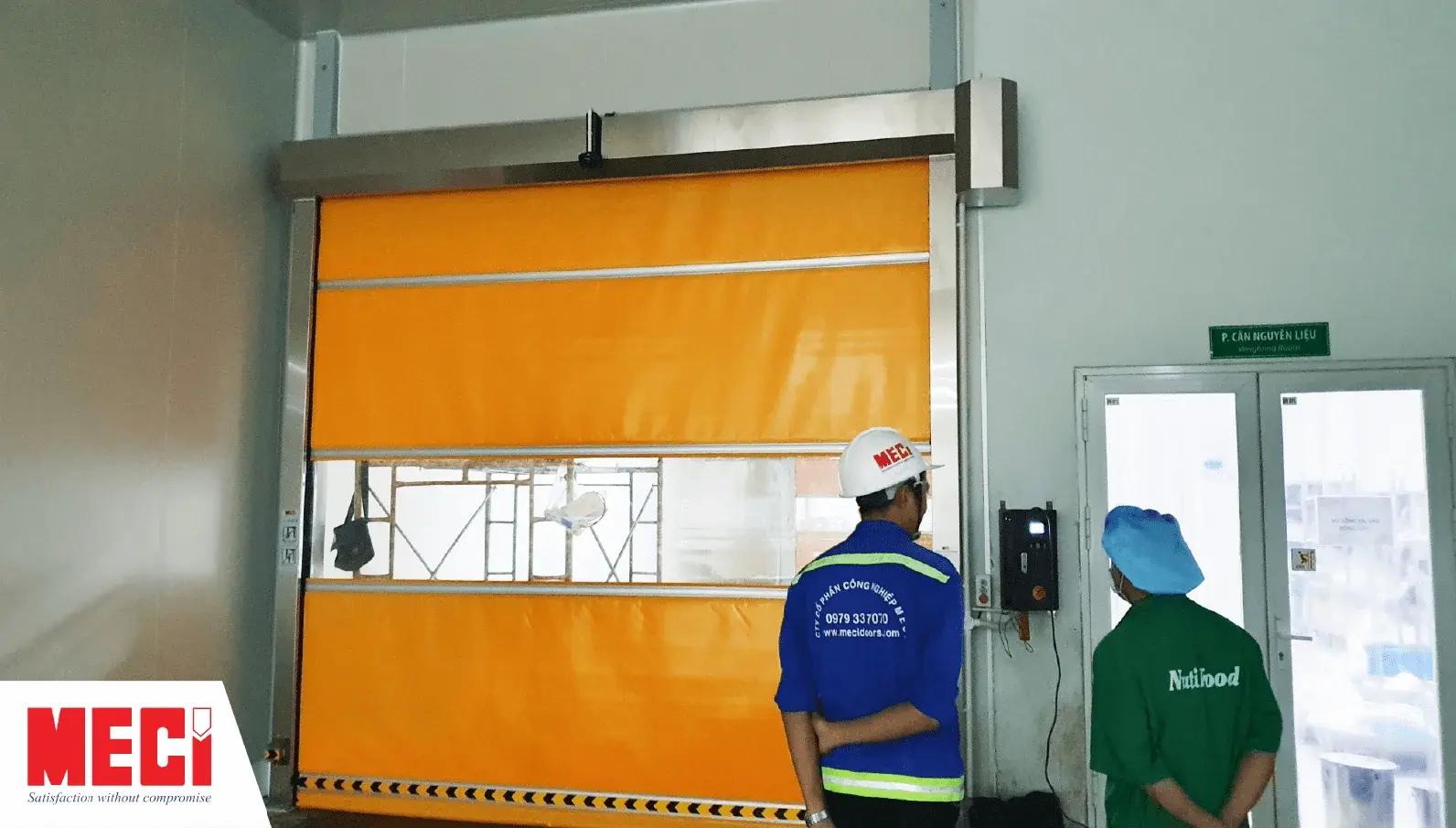 Cửa cuốn nhanh PVC lắp tại nhà máy sản xuất.