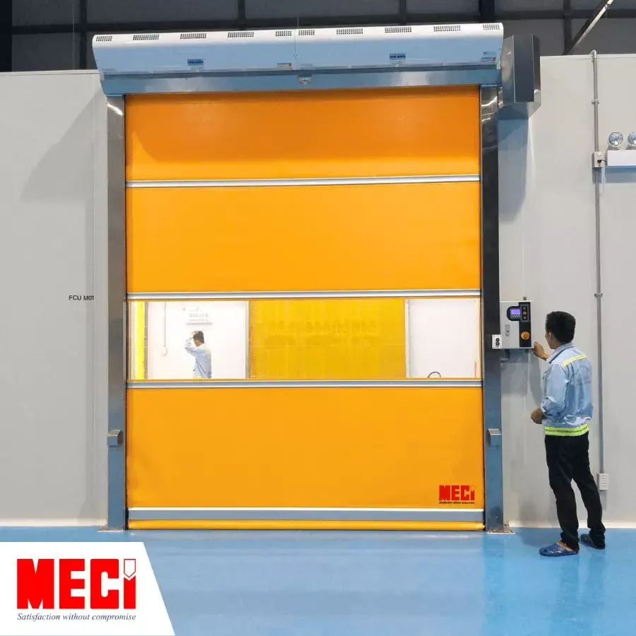 Cửa cuốn nhanh tiêu chuẩn lắp tại vị trí ra vào của nhà máy sản xuất