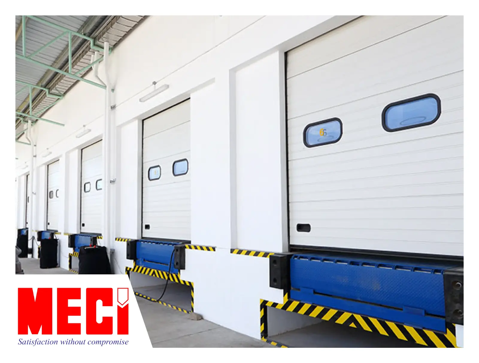 Cửa trượt trần được lắp tại khu vực ra vào nhà máy.