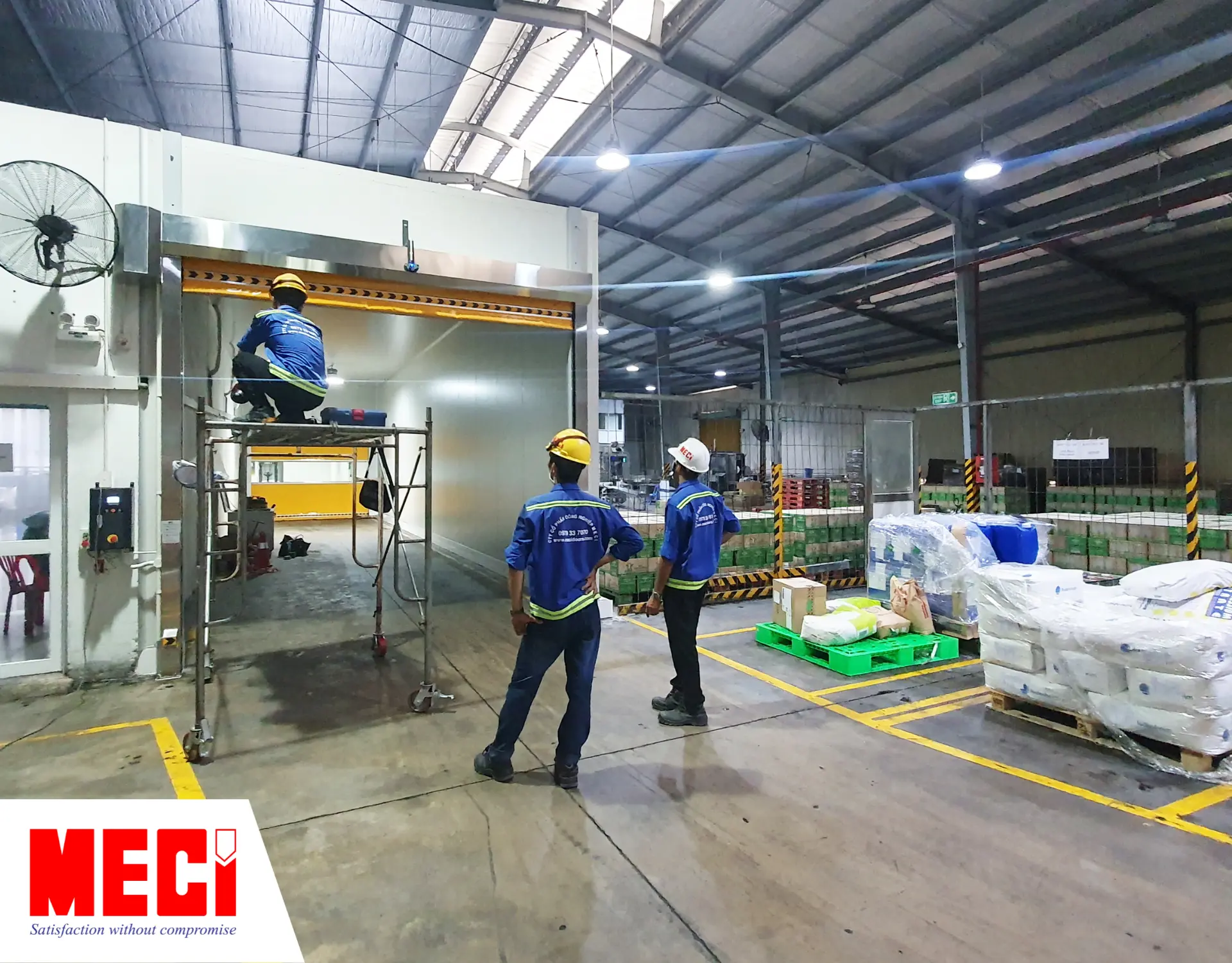 Kỹ thuật MECI đang lắp cửa cuốn nhanh PVC tại nhà máy sản xuất.