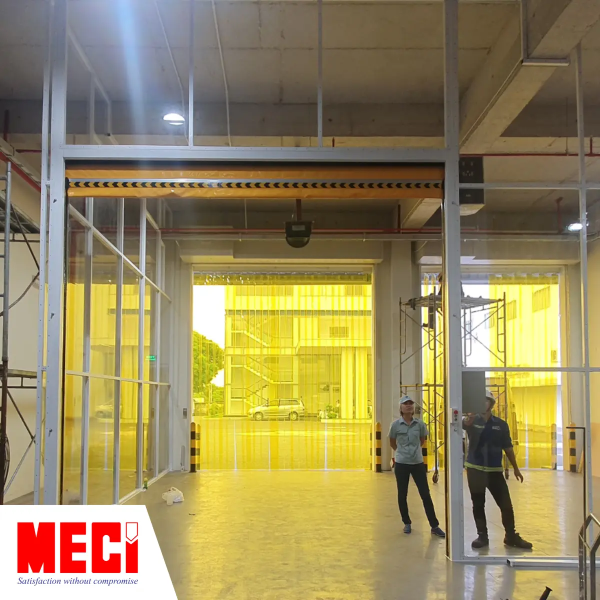 Cửa cuốn nhanh PVC đang mở.