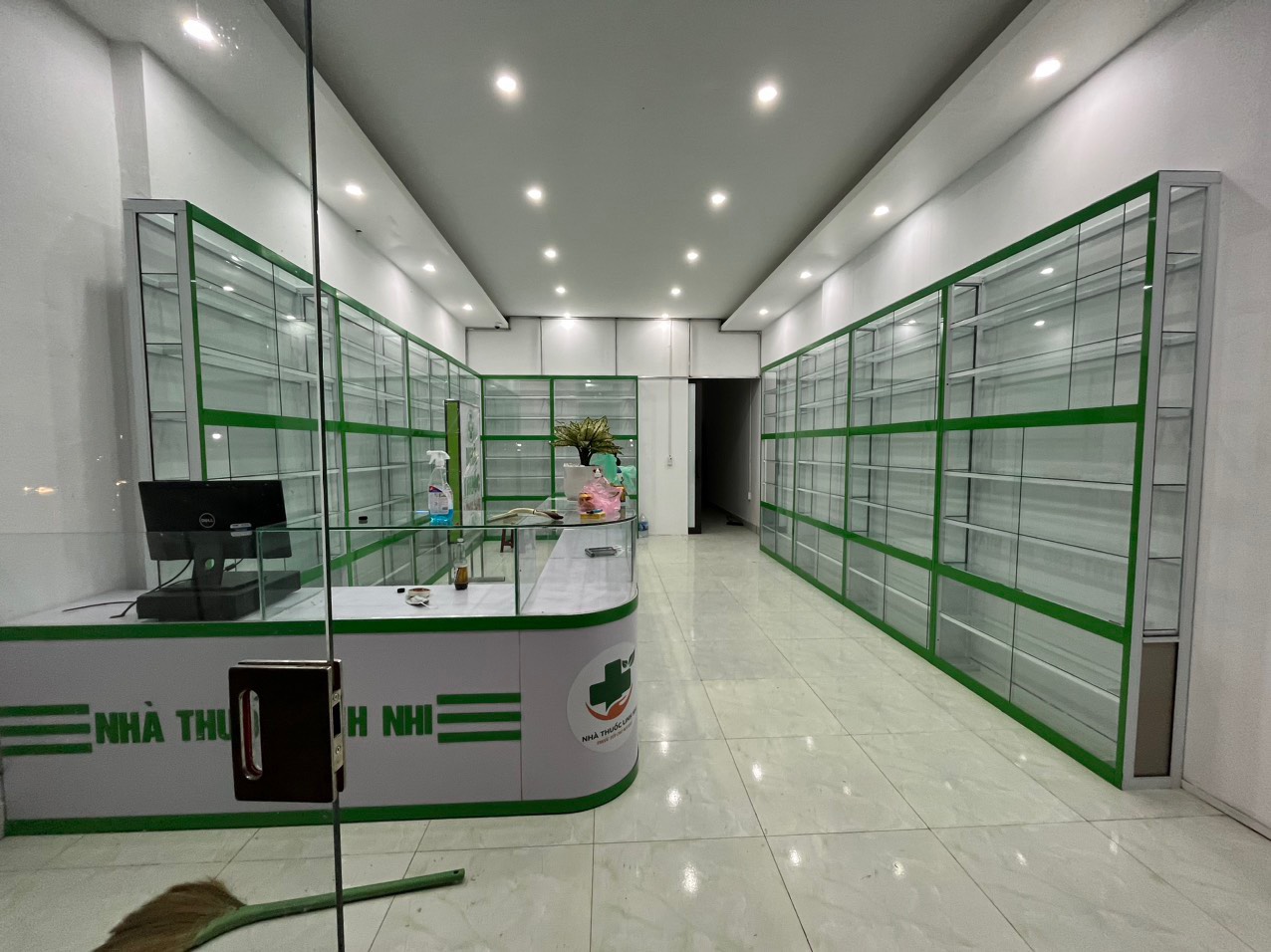 ảnh chụp nhà thuốc từ bên ngoài vào