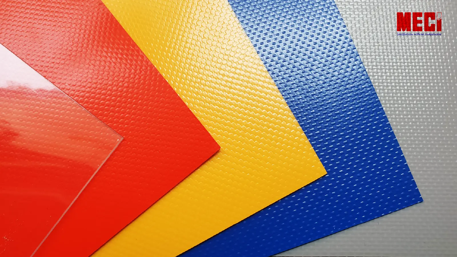 Tấm nhựa PVC xếp lớp lên nhau.