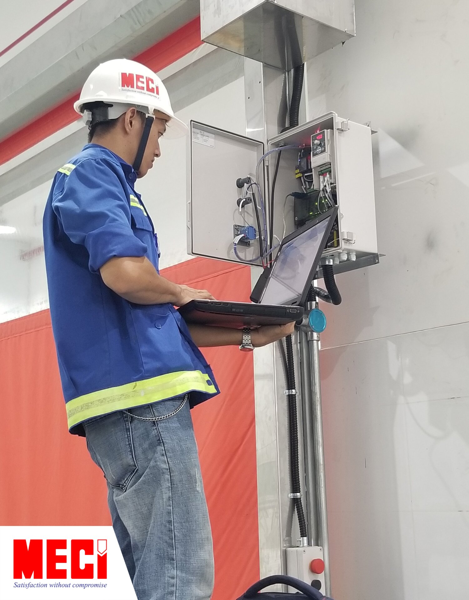 Nhân viên MECI đang sửa cửa cuốn nhanh PVC 