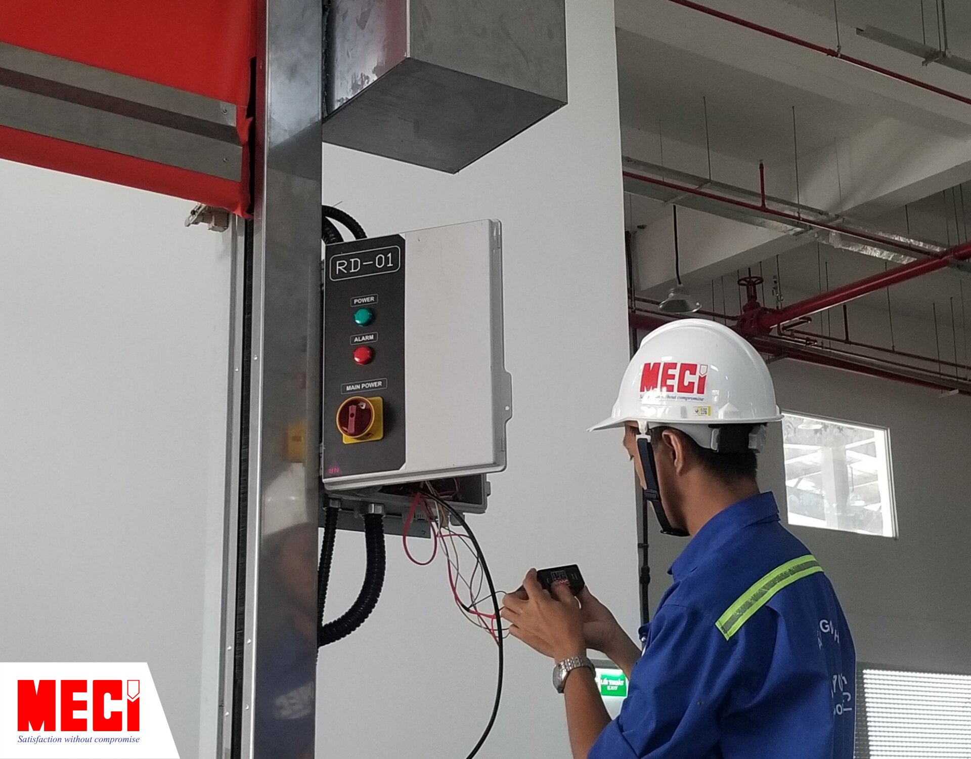 Nhân viện MECI đang xem xét về linh kiện trong hộp điều khiển của cửa cuốn nhanh PVC