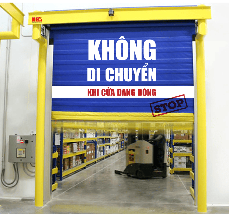 Cửa cuốn nhanh đang mở lên, trên thân cửa có chữ không di chuyển khi cửa đang đóng