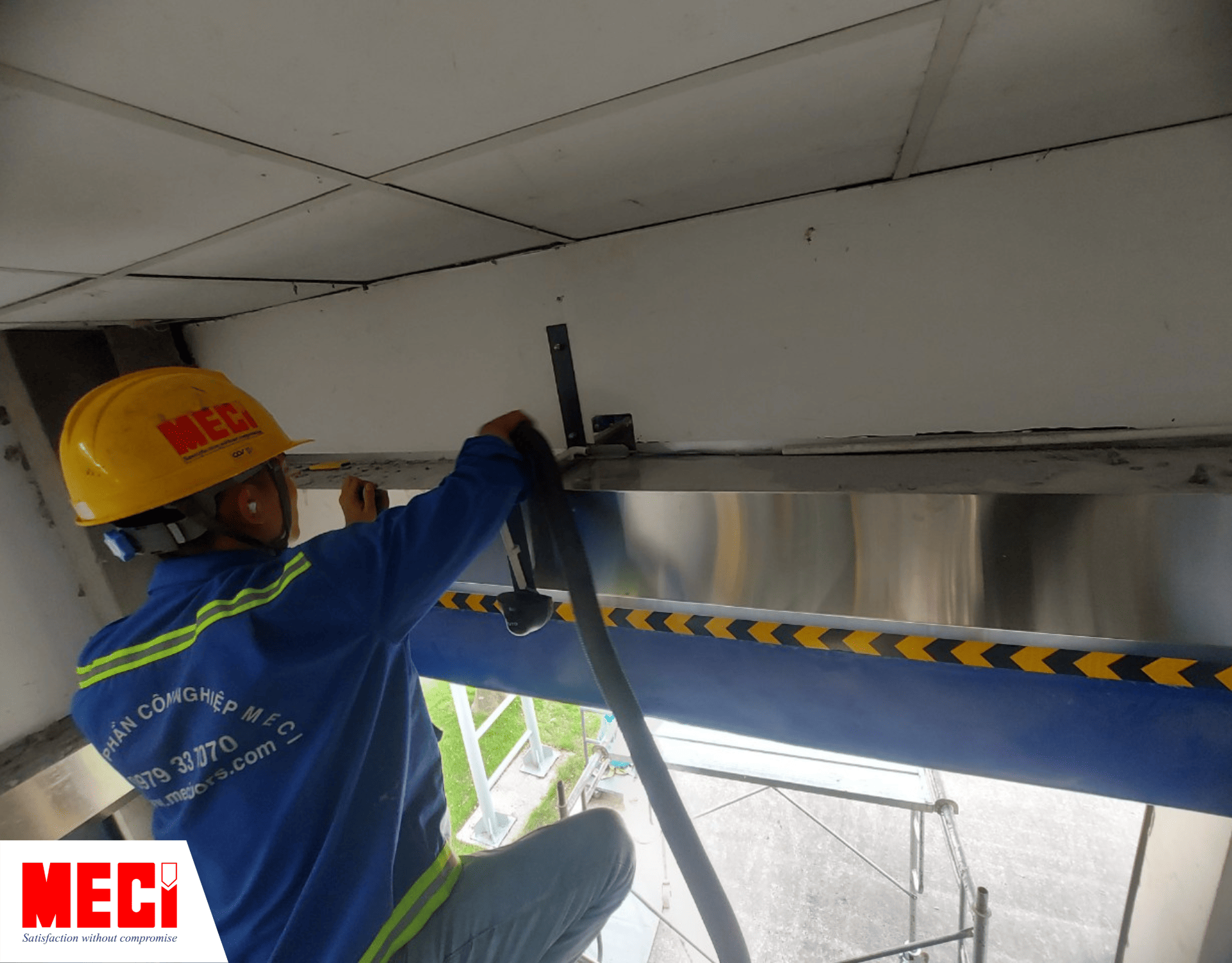 MECI đang bảo dưỡng cửa cuốn nhanh