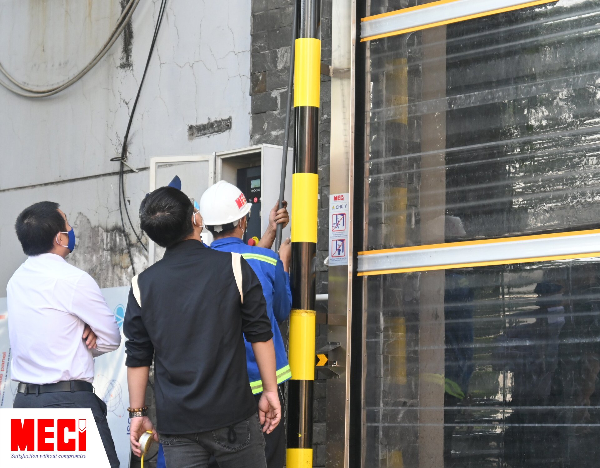 MECI đang kiểm tra và sửa chữa cửa cuốn nhanh