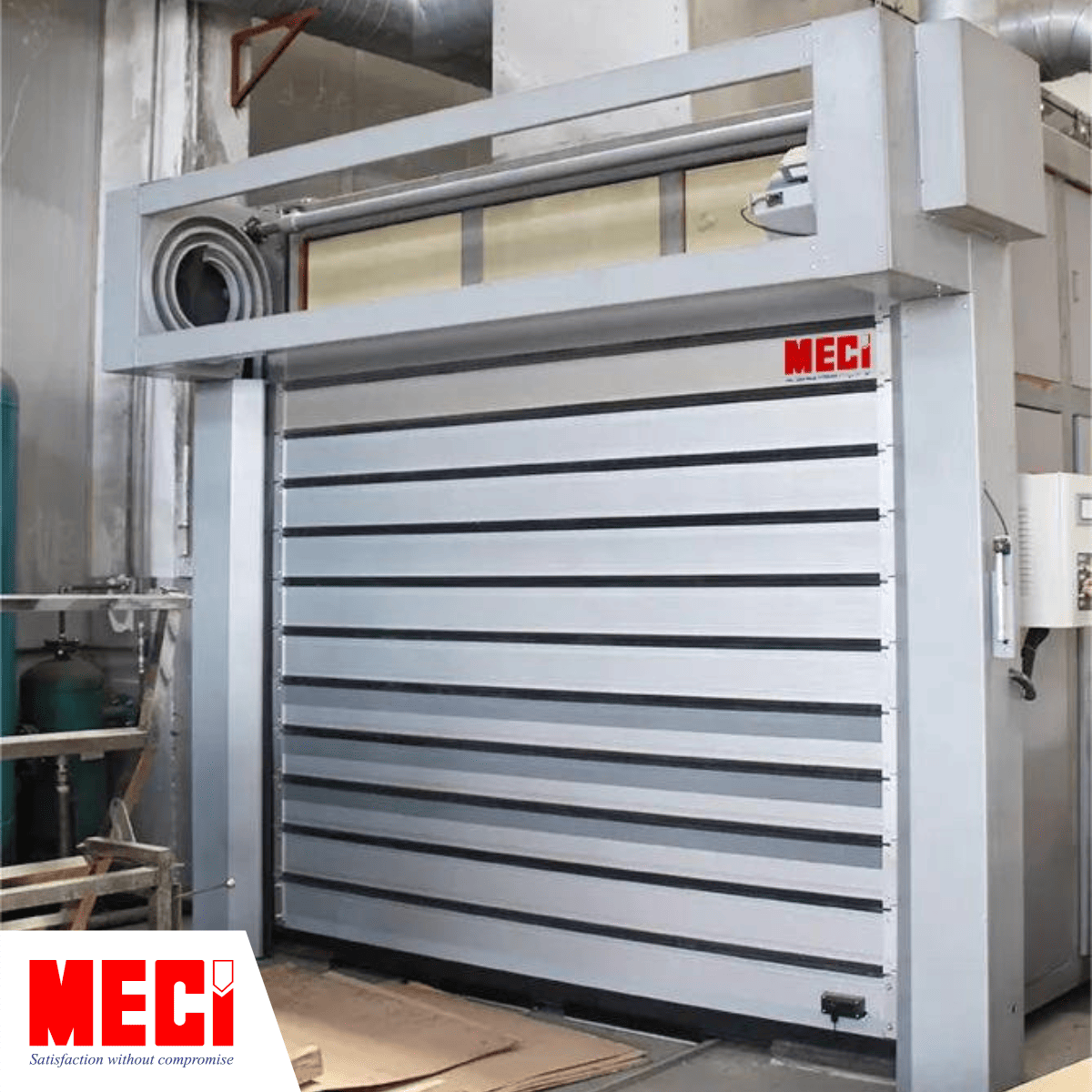 Cửa cuốn nan nhôm đang đóng xuống