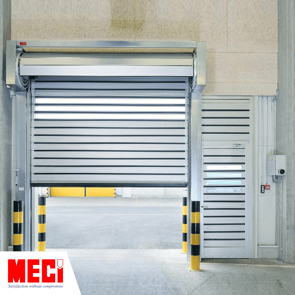 Cửa cuốn nan nhôm đang mở