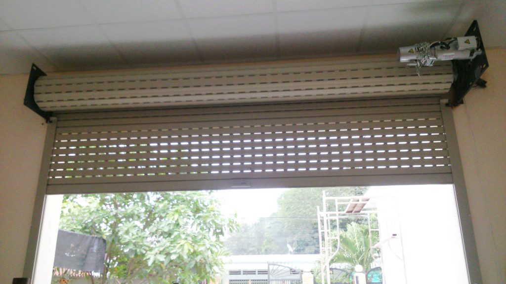 Cửa cuốn thông thường đang mở lên