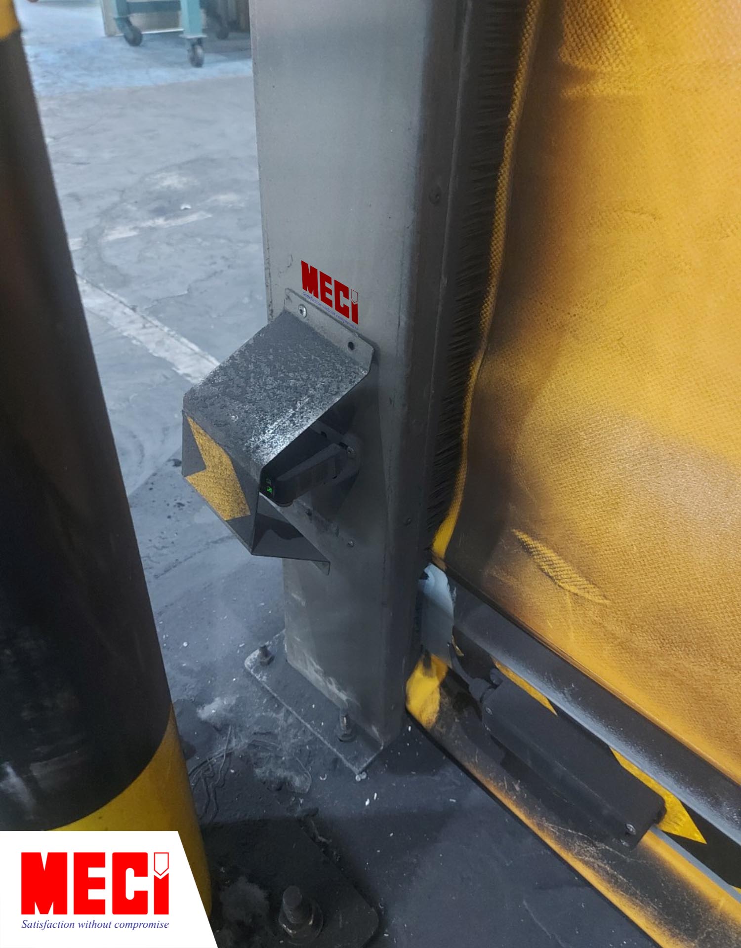 cận cảnh phần cạnh đáy của 1 cửa cuốn nhanh bị bám đầy bụi bẩn