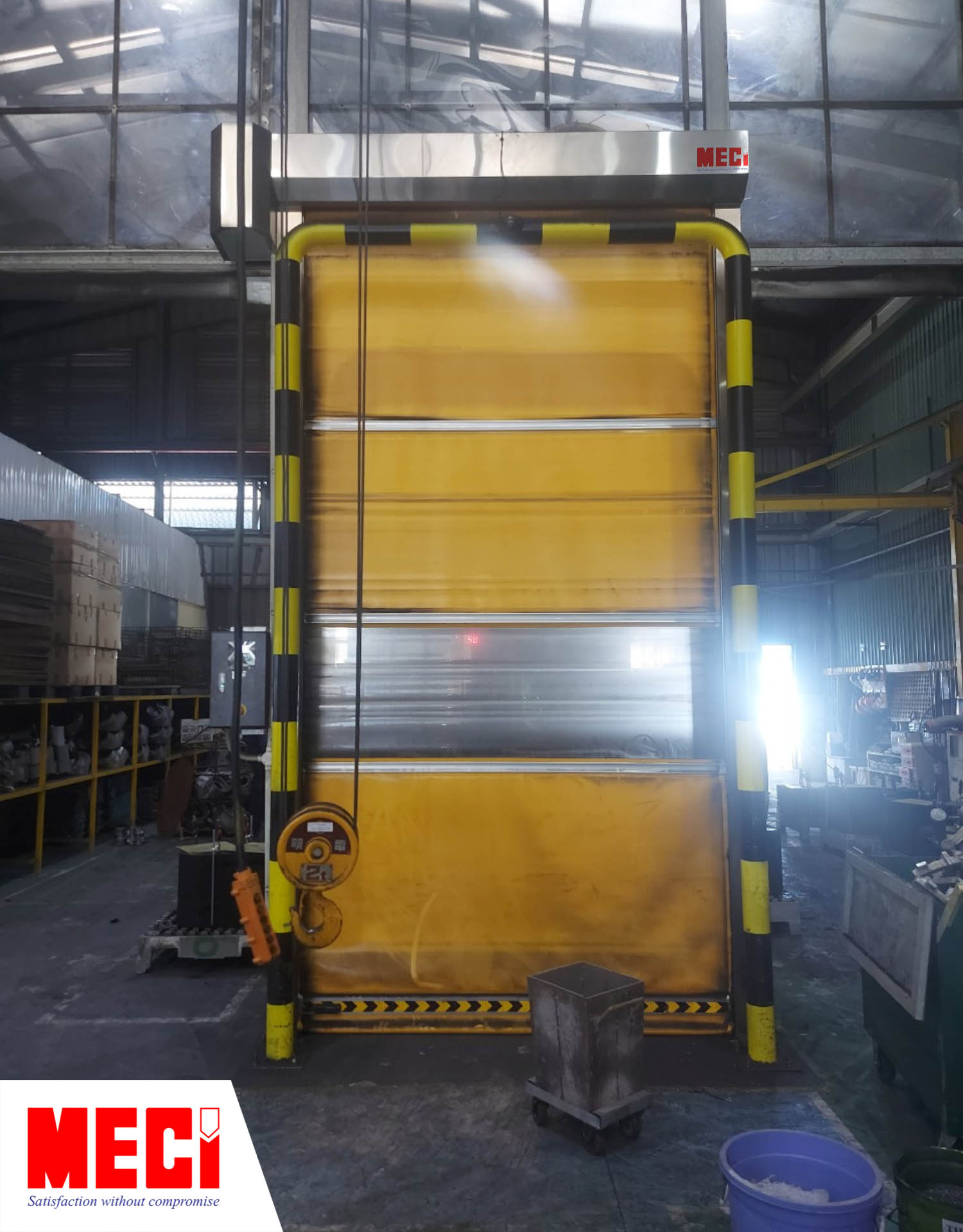 một cái cửa cuốn nhanh trong nhà xưởng bám đầy bụi bẩn