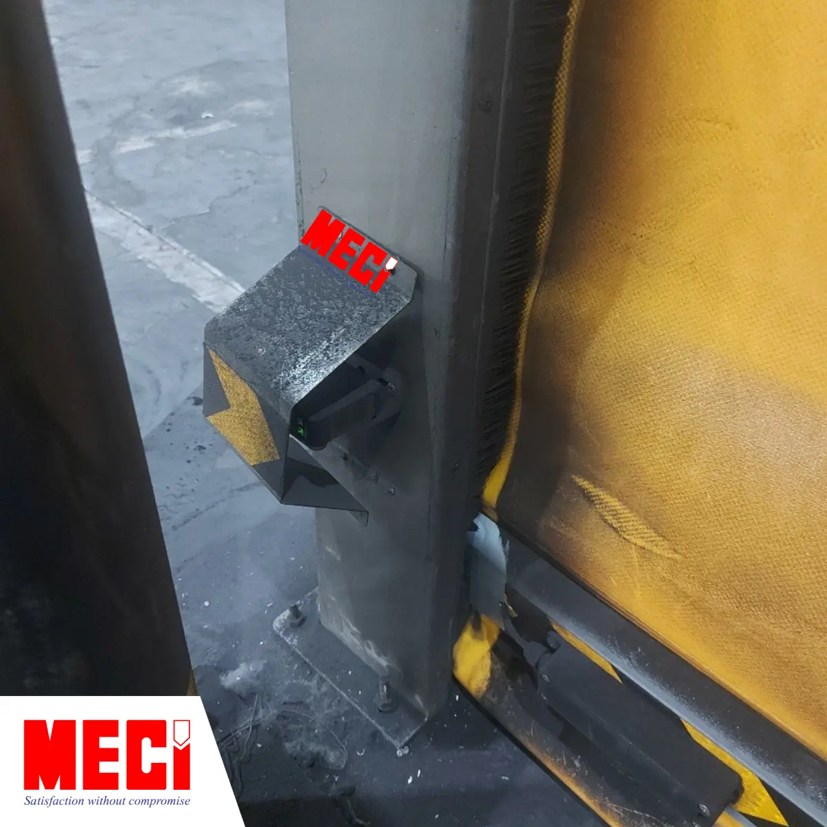 Bộ phận cửa cuốn nhanh hư hỏng.