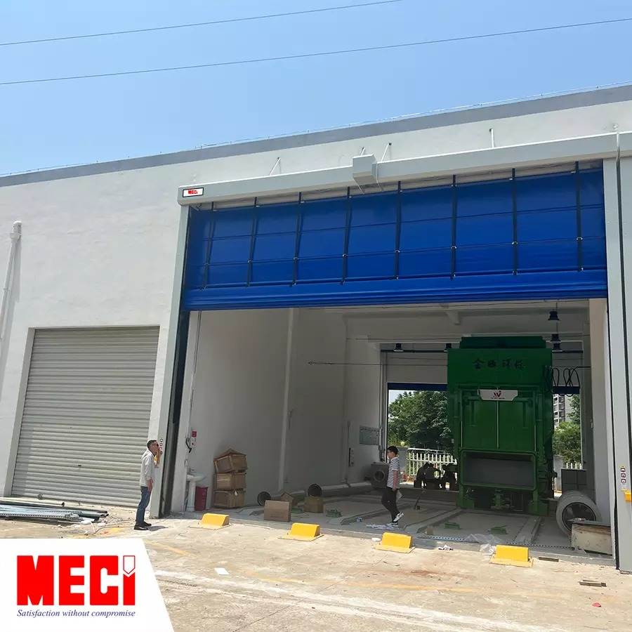 Cửa cuốn nhanh pvc kích thước lớn đang mở trong nhà máy
