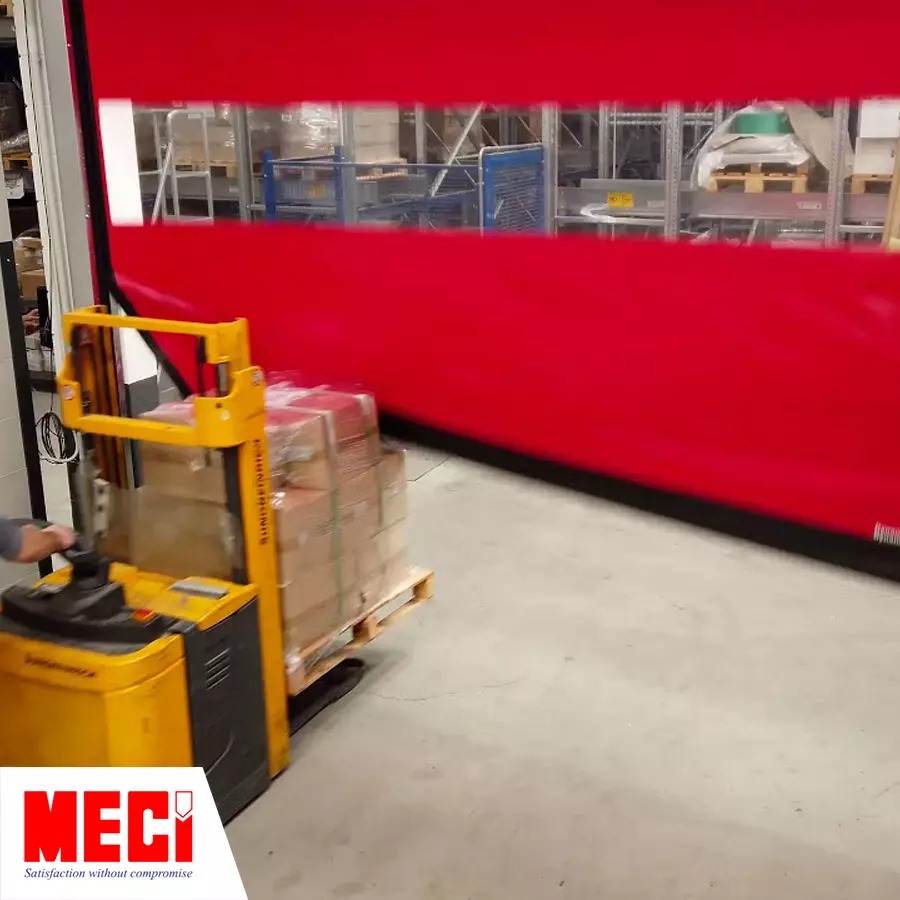 Xe nâng đâm vào cửa, thân cửa bung ra khỏi ray