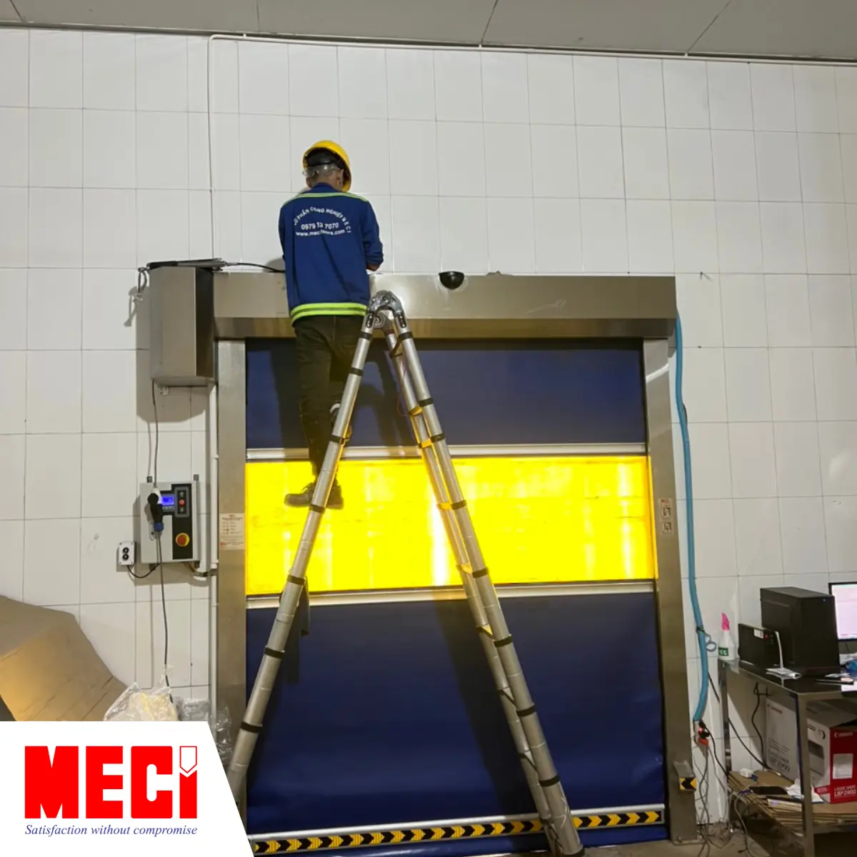 MECI đang thực hiện quy trình bảo trì cửa cuốn nhanh PVC cho khách.