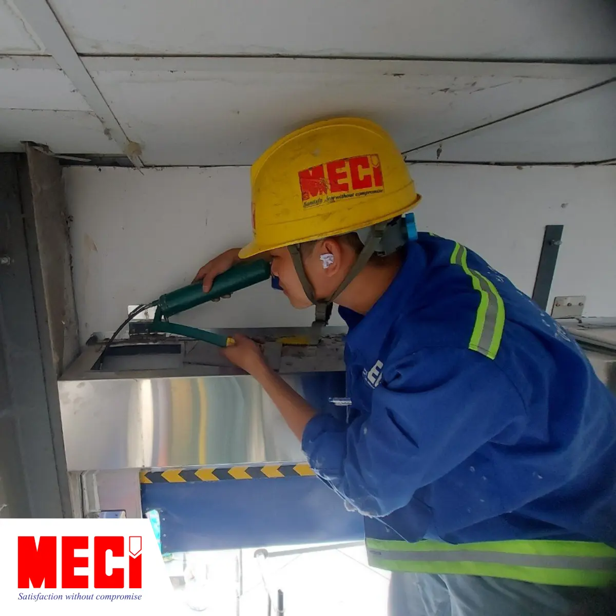 Kỹ thuật MECI đang tra mỡ bò bôi trơn các bộ phận cửa.