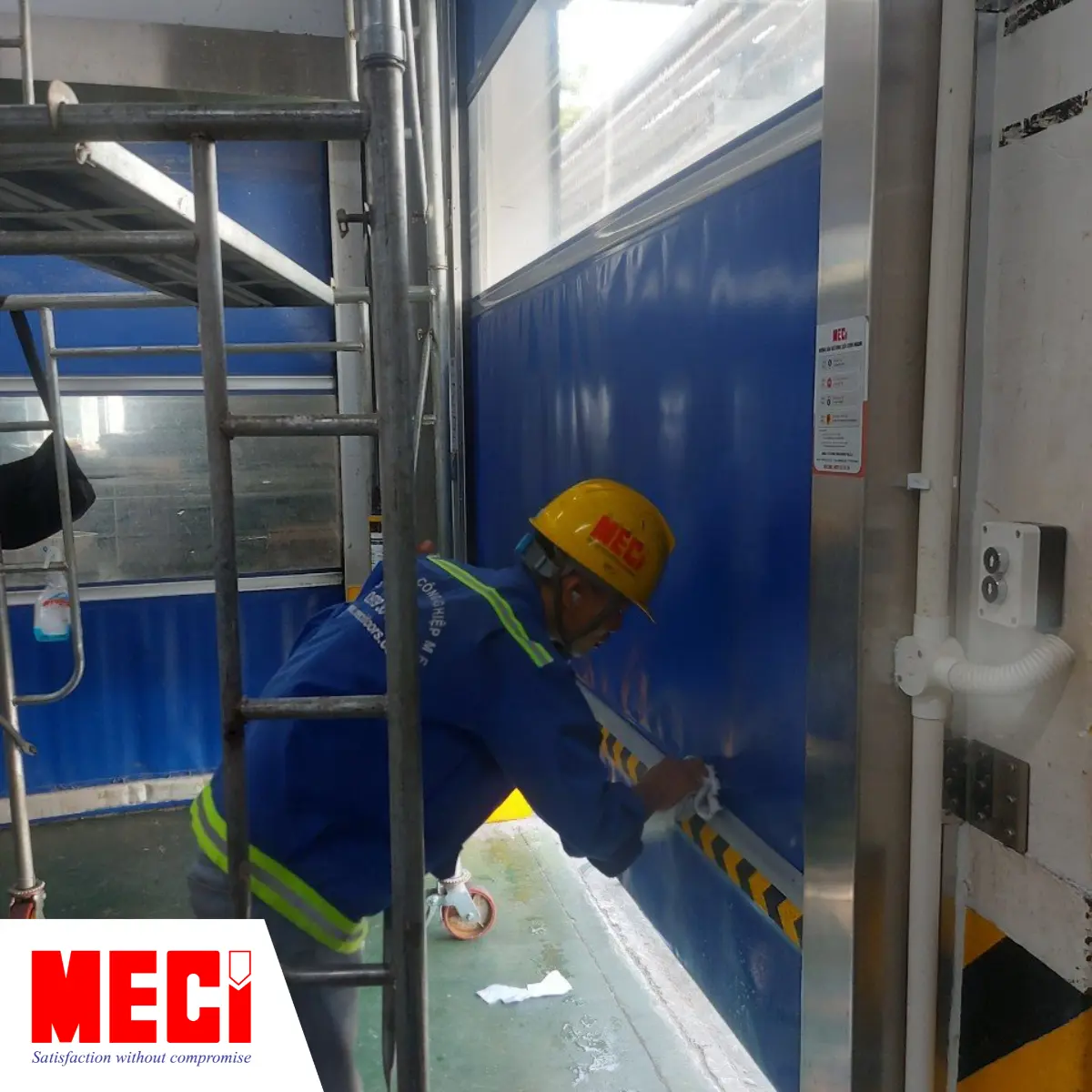 Kỹ thuật MECI đang dùng khăn vệ sinh thân cửa cuốn.