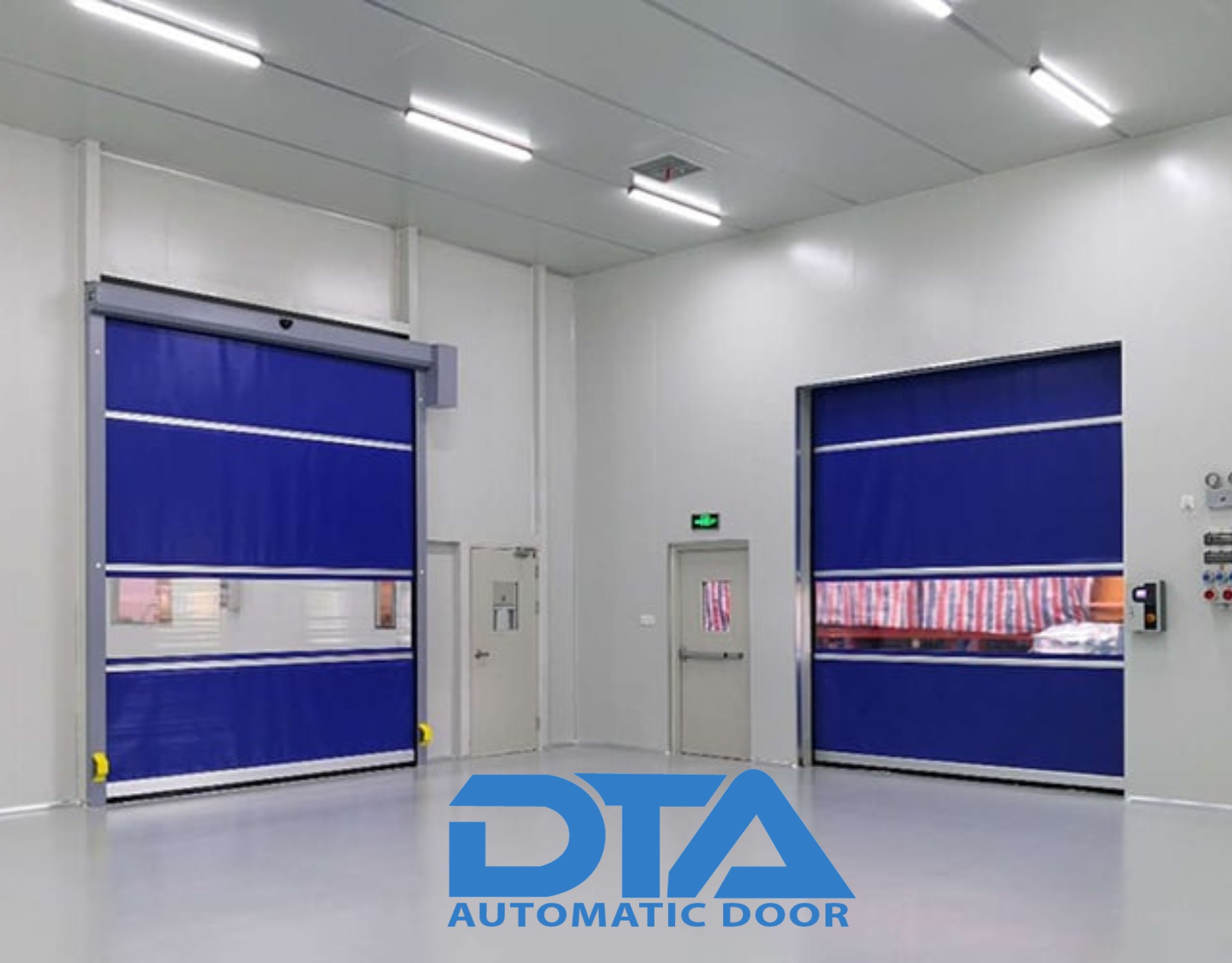 hai chiếc cửa cuốn nhanh màu xanh có logo thương hiệu DTA ở giữa