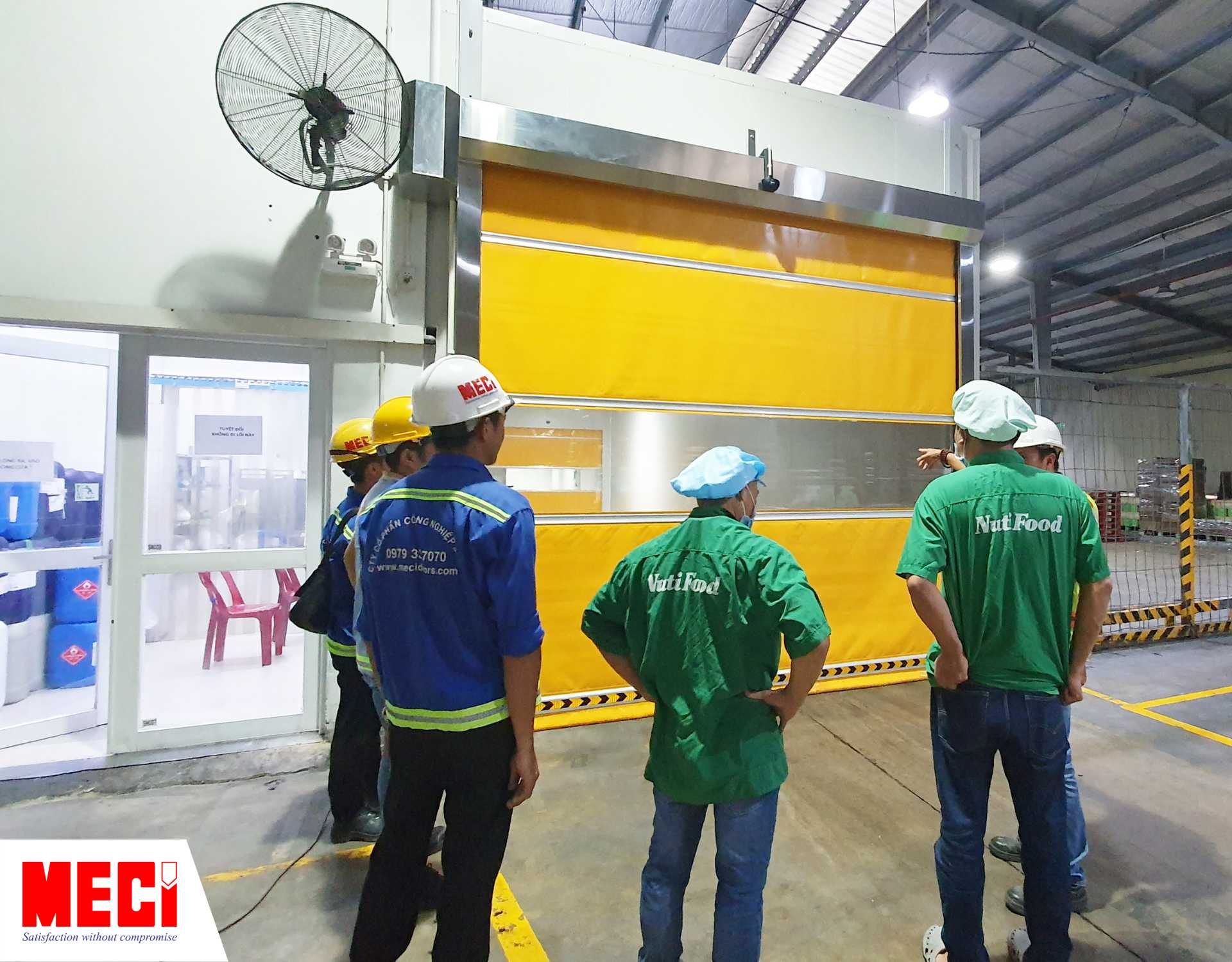 MECI và khách hàng kiểm tra Cửa cuốn nhanh uy tín tại hồ chí minh