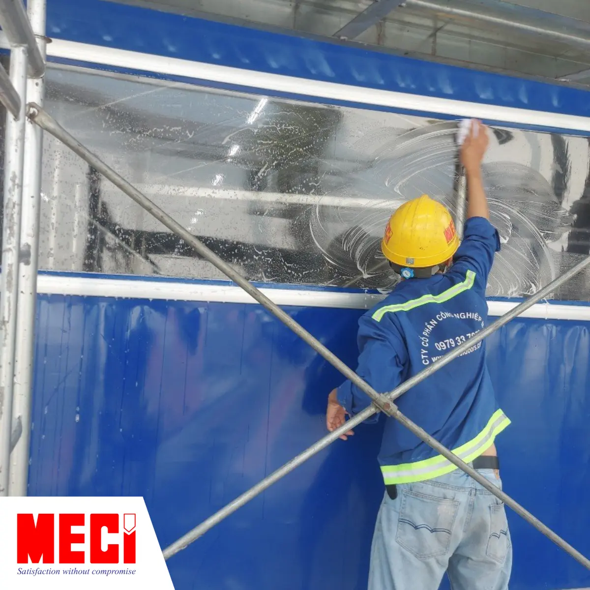 Kỹ thuật MECI đang vệ sinh ô cửa 