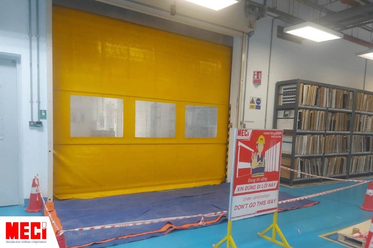 Biển báo thi công củ MECI và hàng rào được dựng lên để tiến hành lắp đặt