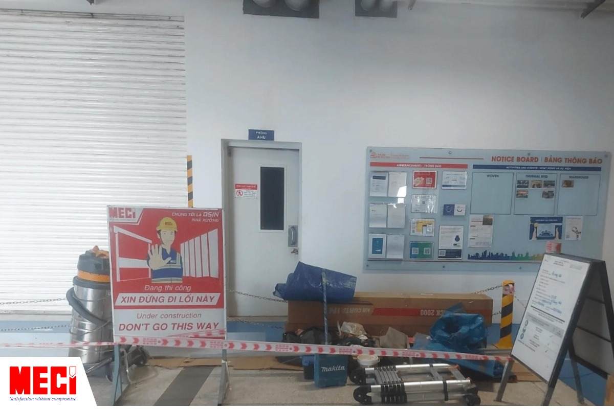 Các vật tư và dụng cụ được sử dụng trong công trình được tập kết gọn gàng