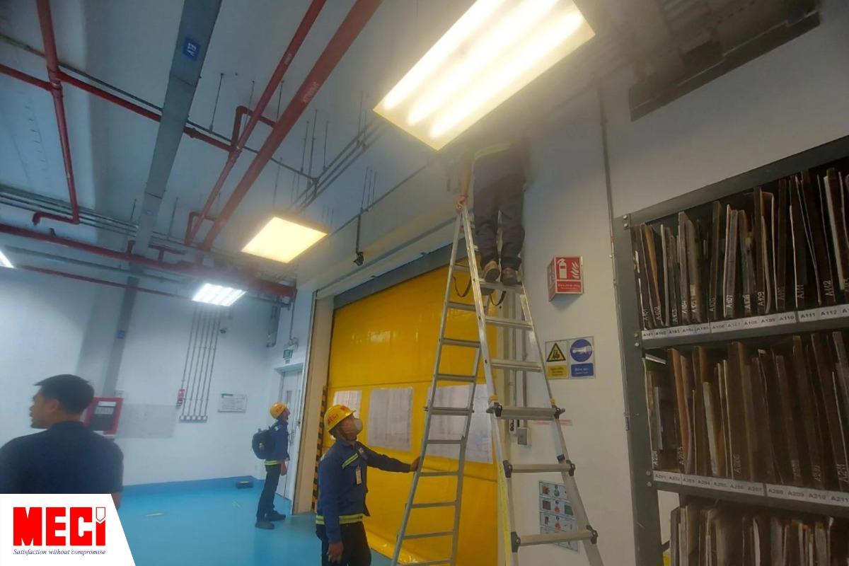Nhân viên MECI đang đứng nhìn vị trí lắp đặt