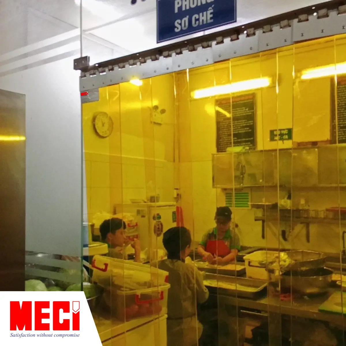 Hướng dẫn cách chọn rèm nhựa PVC: Rèm nhựa PVC màu vàng tại bệnh viện.