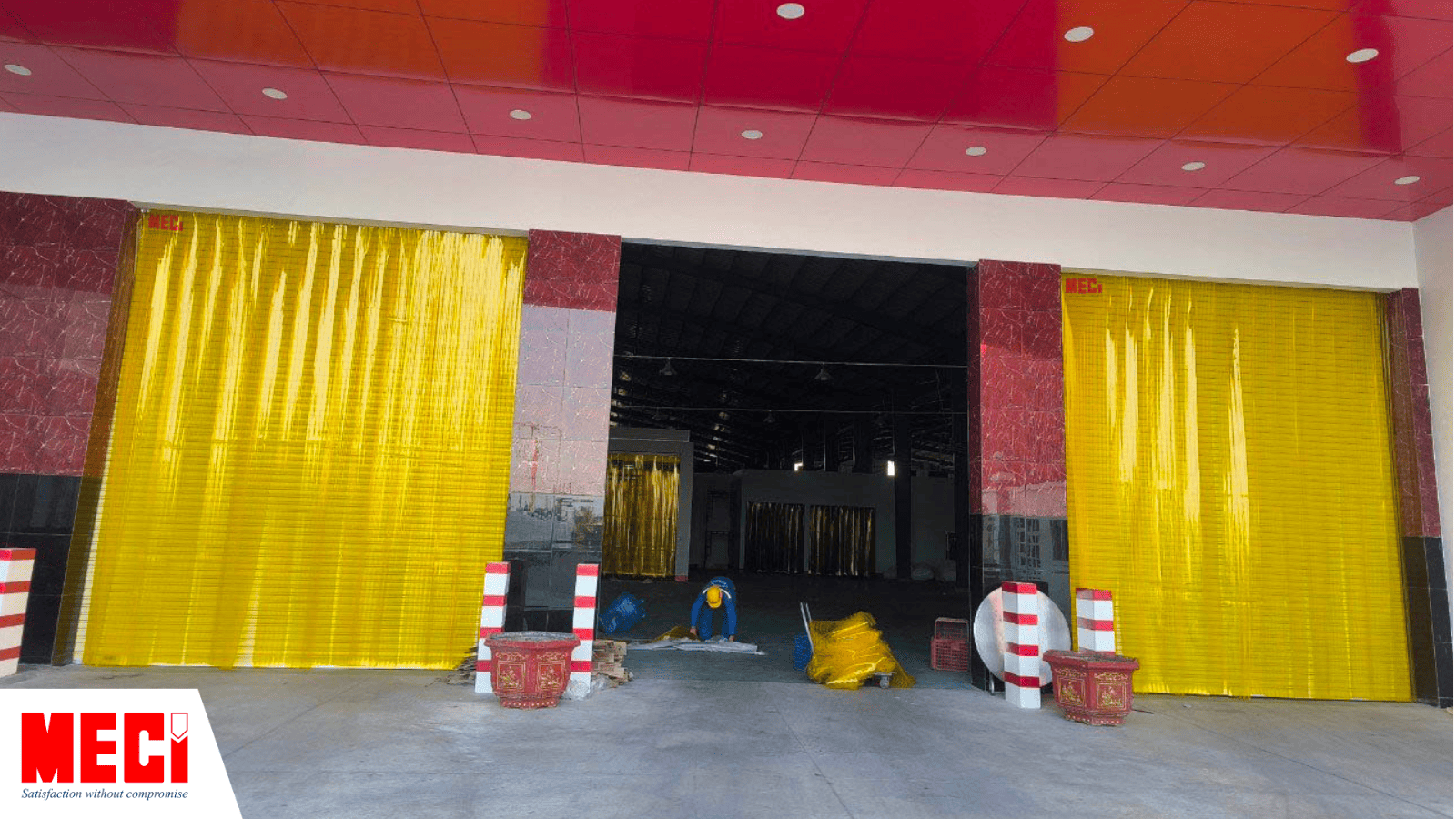 2 bộ rèm nhựa PVC tại cửa chính nhà Hoàng Huy