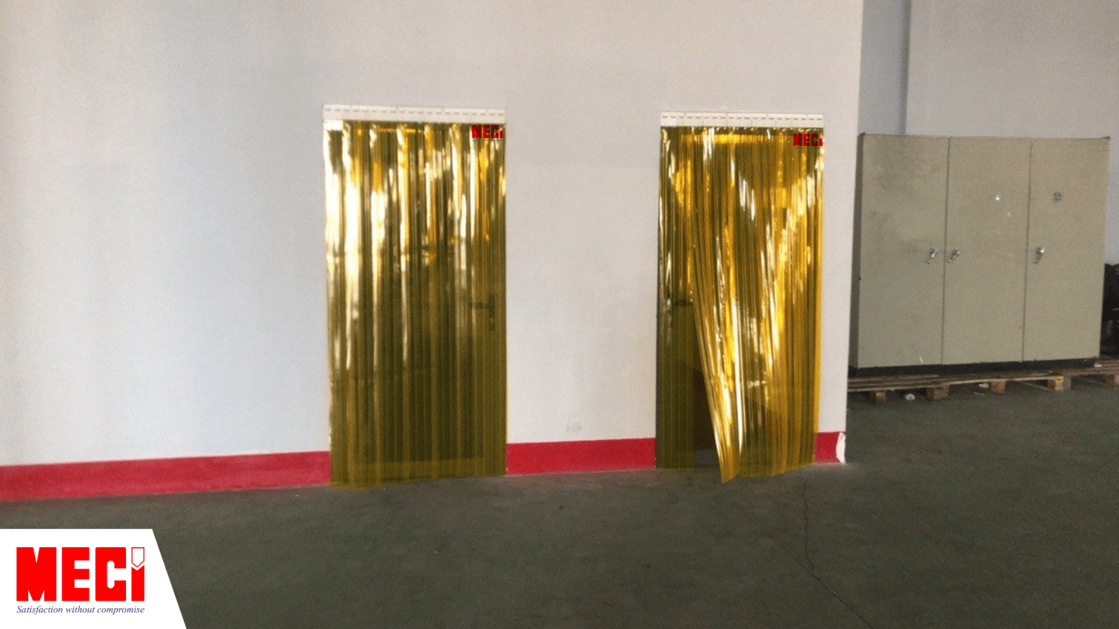 2 bộ rèm nhựa PVC ngăn côn trùng cho nhà máy Hoàng Huy