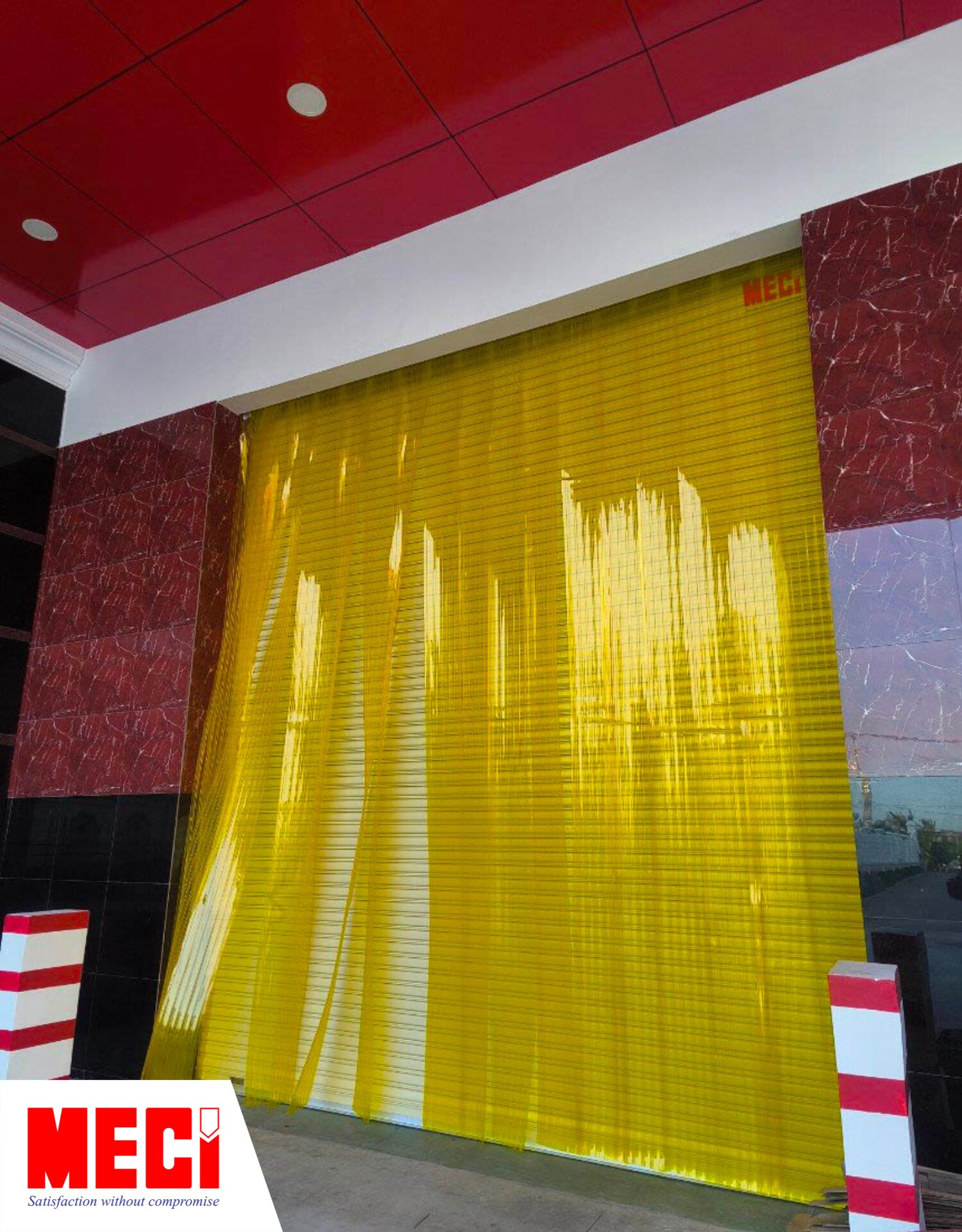 1 bộ rèm nhựa PVC tại cửa chính nhà Hoàng Huy