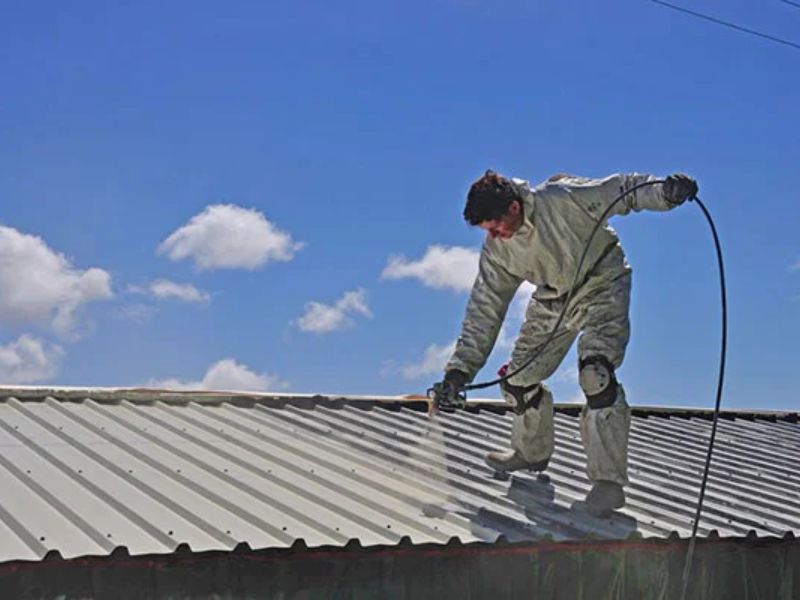kỹ thuật viên đang sơn chống ồn mái tôn