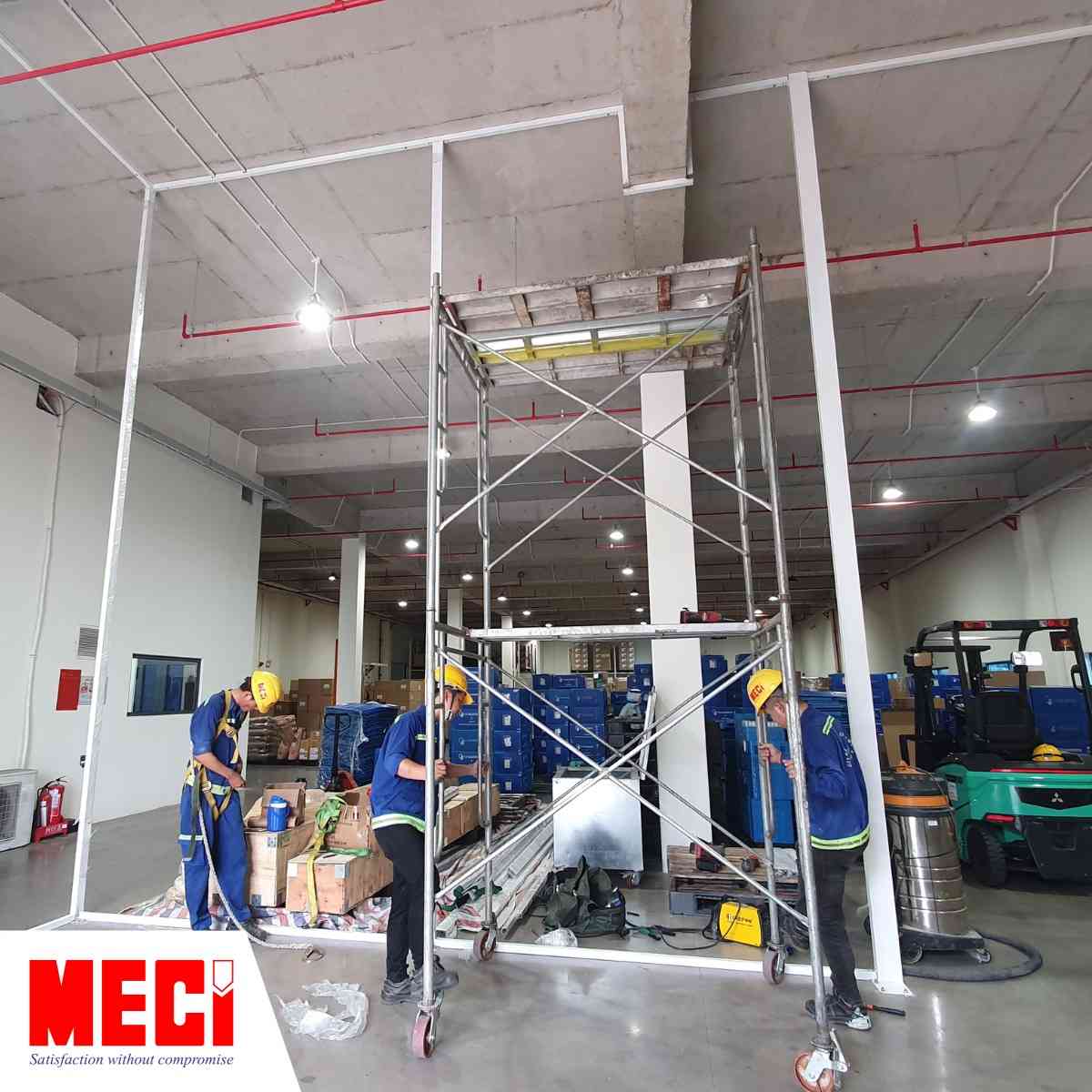 Nhân viên kỹ thuật đã tập kết vật tư xong và đang trang bị bảo hộ trước khi lắp đặt