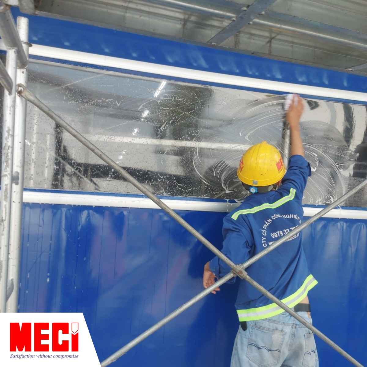 Nhân viên kỹ thuật đang vệ sinh cửa cuốn nhanh 