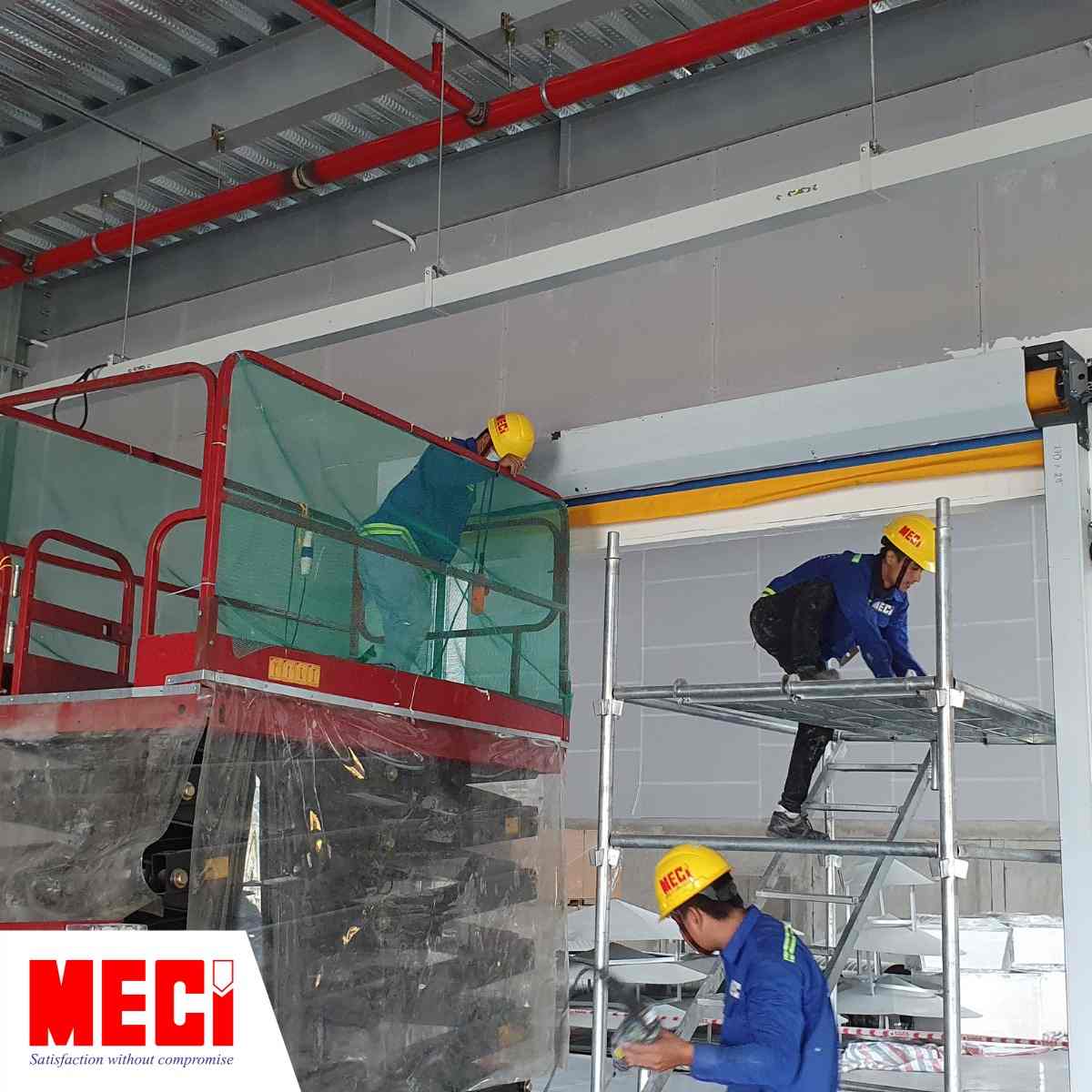 nhân viên kỹ thuật đang lắp đặt cửa cuốn nhanh MECI Sài Gòn