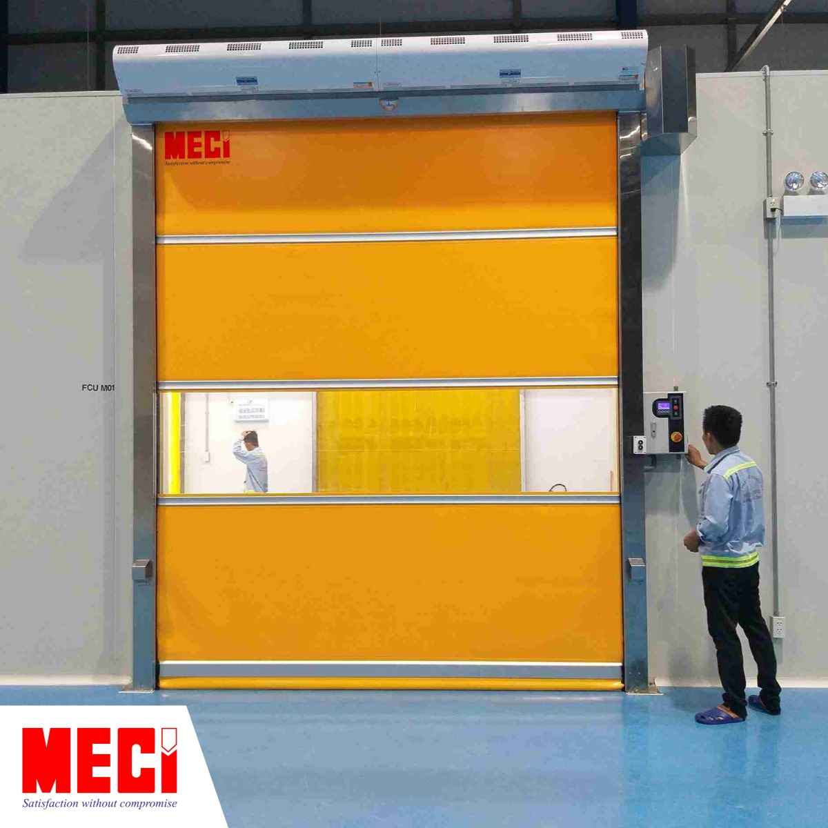 cửa cuốn nhanh MECI Sài Gòn và nhân viên đang đứng để kiểm tra