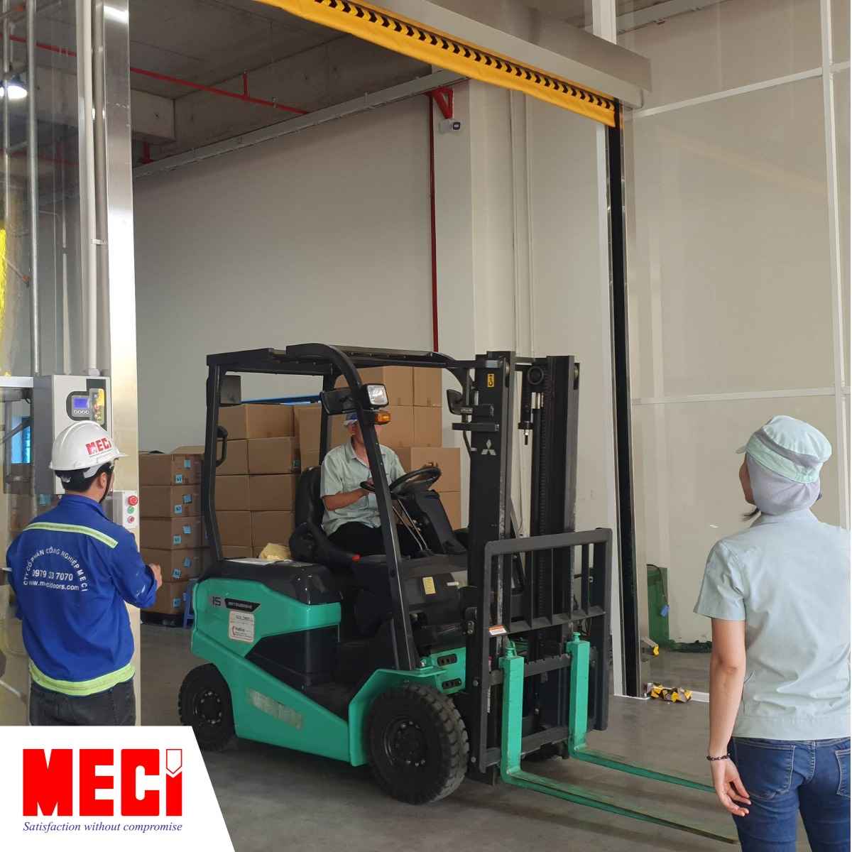 Kỹ thuật của cửa cuốn nhanh MECI sài Gòn đứng cảnh nhân viên FC