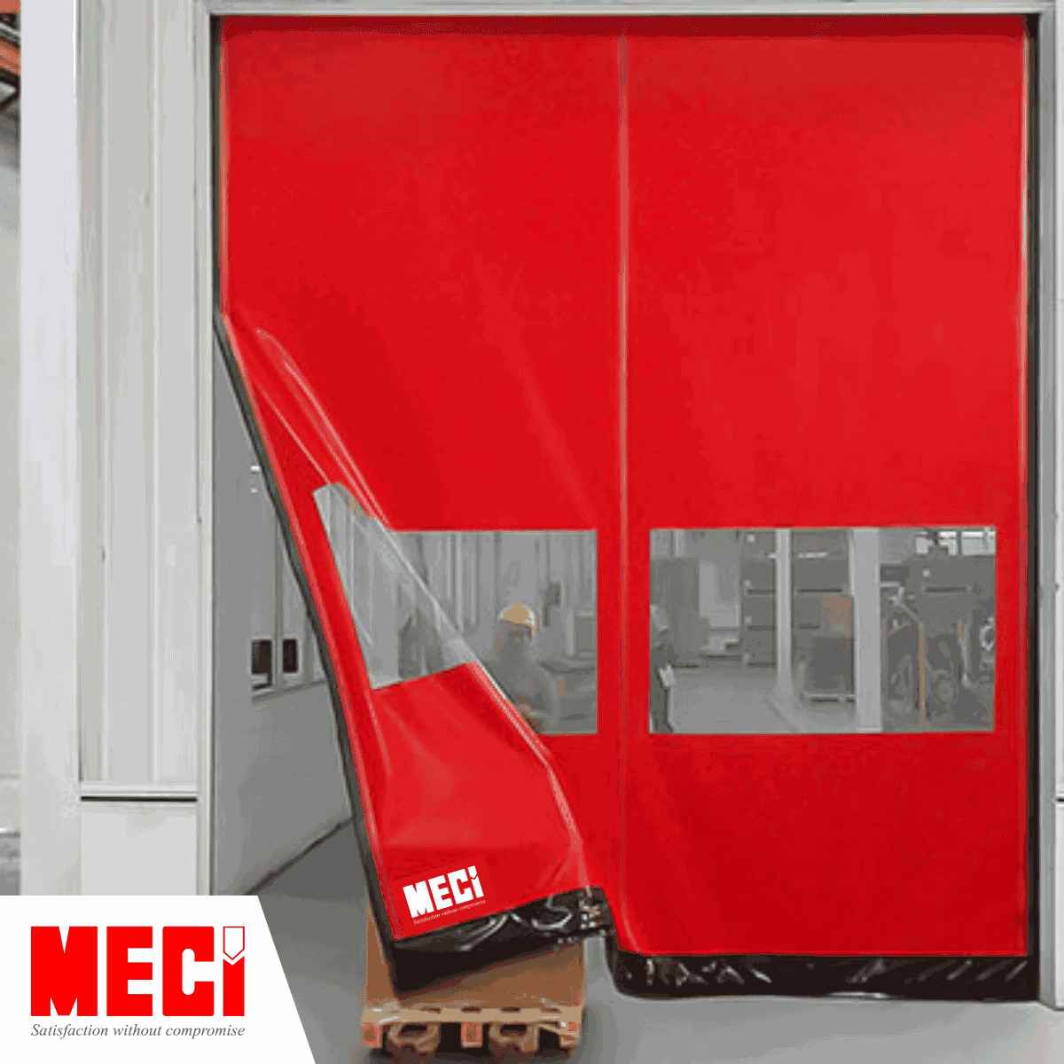 Xe nâng đâm vào cửa, thân cửa bung ra khỏi ray