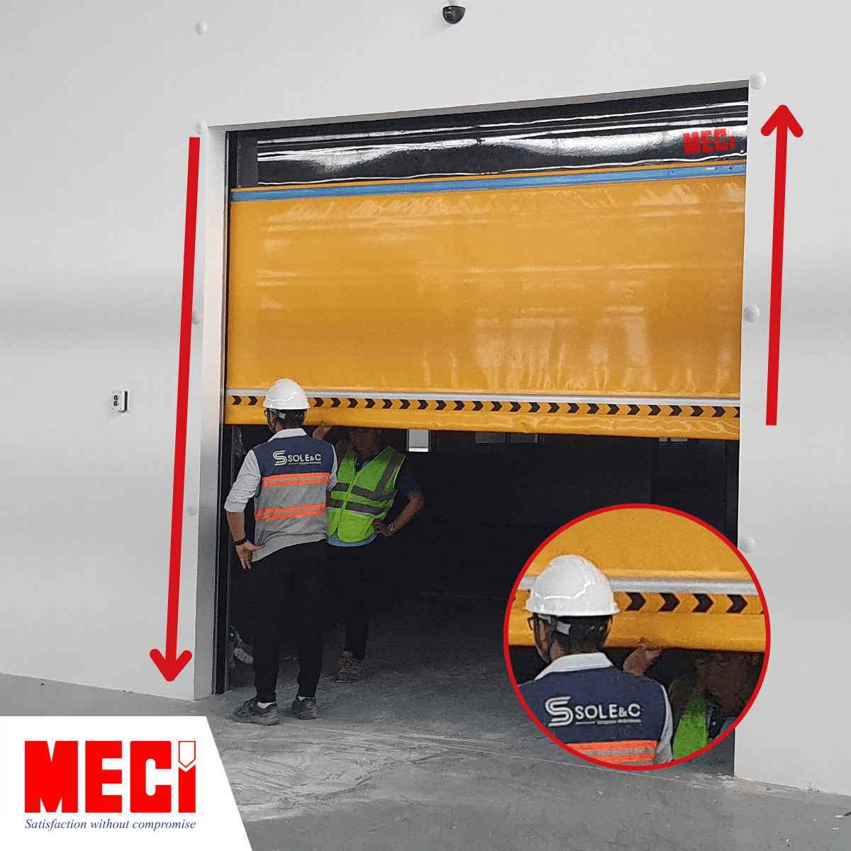 Cửa màu vàng cuốn xuống chạm vai người đứng dưới cửa