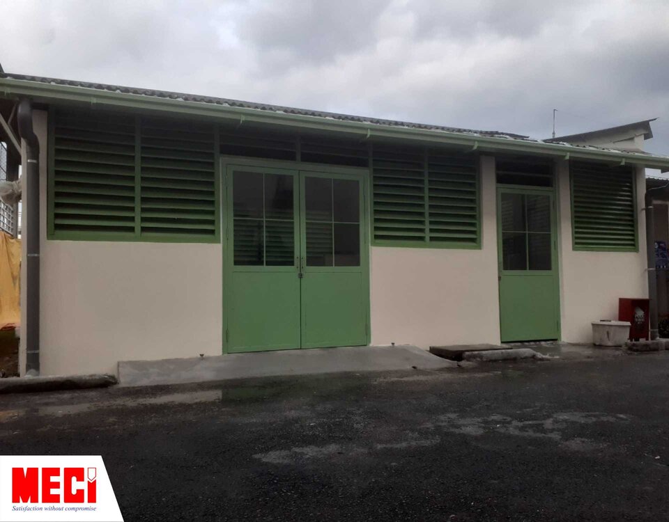 một căn nhà với lớp sơn mới, tường màu trắng và cửa màu xanh lá